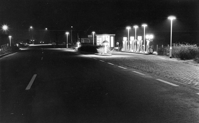 839535 Gezicht op het benzinestation aan de provinciale weg P07 (Schoonhoven-Lopik) te Lopik, bij avond, uit het zuiden.